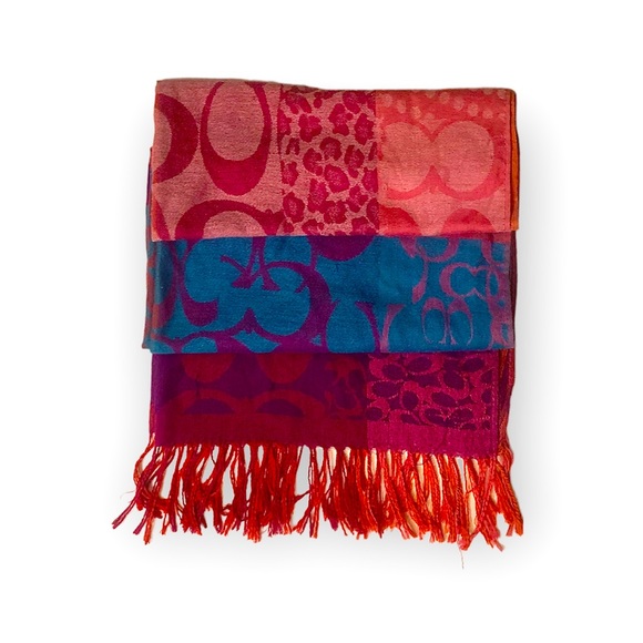 COACH Quilted Signature C Pashmina Scarf.
Various Styles.
Pristine Condition. - Picture 3 of 9